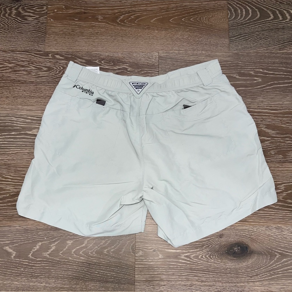 Men’s Columbia fishing shorts. Like new. 34 waist 6” length.